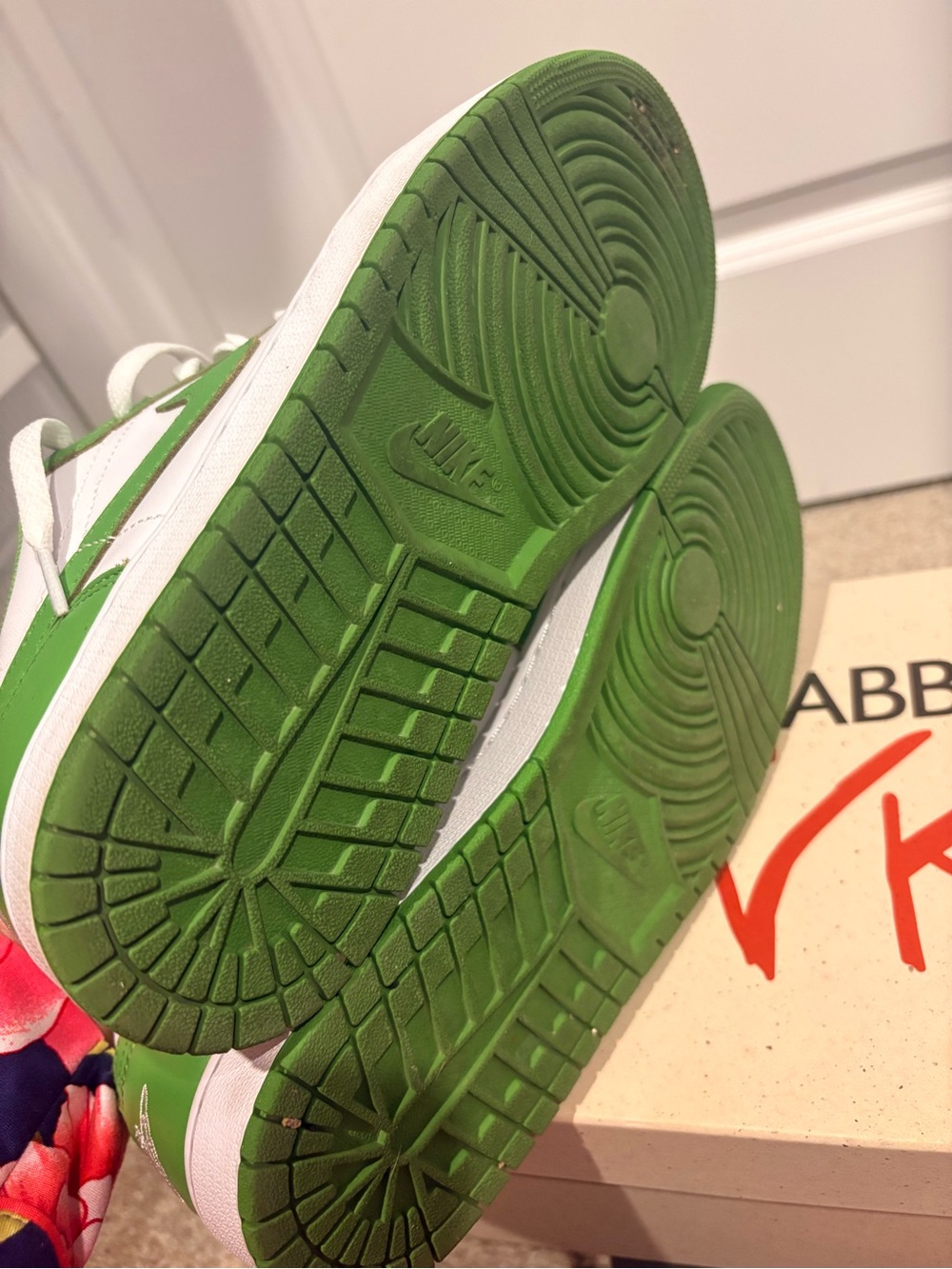 Jordan Men's Low-Top Sneakers in White and Green - Picture 7 of 8